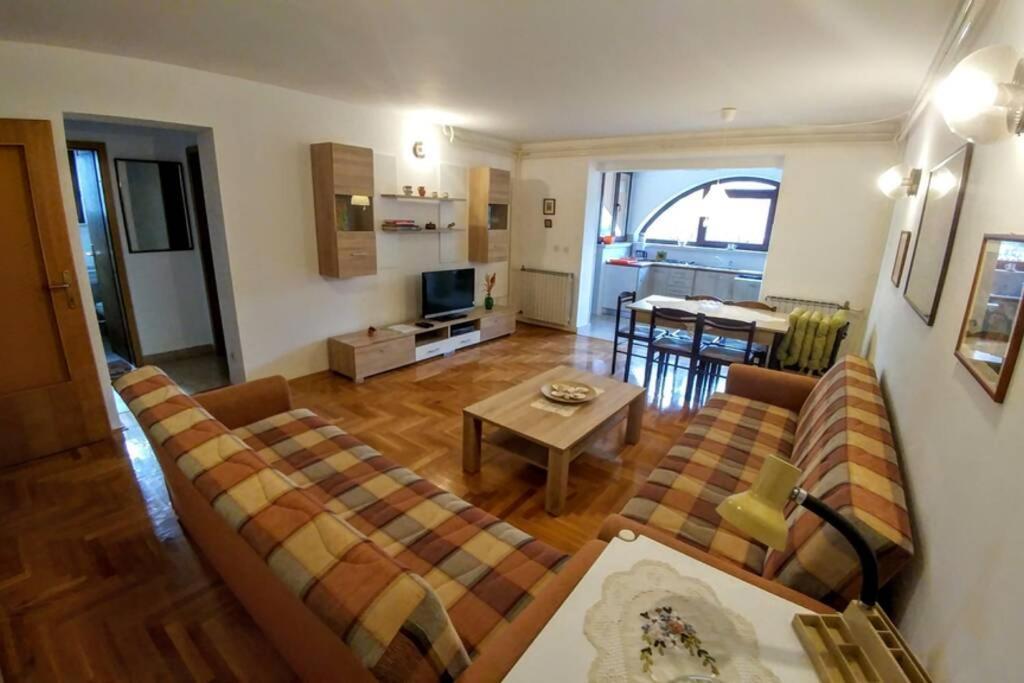 Apartman 100M2, Full Opremljen, Privatni Parking. Pula Ngoại thất bức ảnh